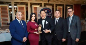 Franklin Mirabal recibe el galardón de Narrador Latino del Año