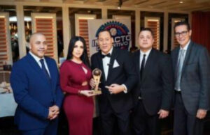 Franklin Mirabal recibe el galardón de Narrador Latino del Año