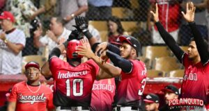 ¡OFENSIVA ESCARLATA! Racimo de 8 carreras en un inning catapulta al Escogido a la victoria sobre el Licey